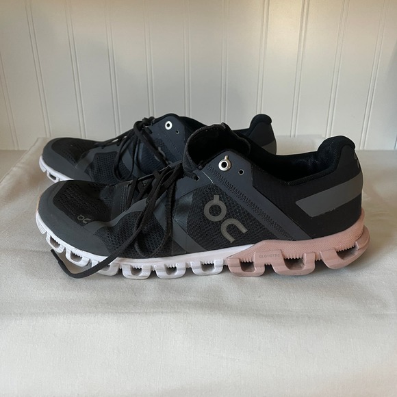 On Cloudflow running shoes - Picture 7 of 10